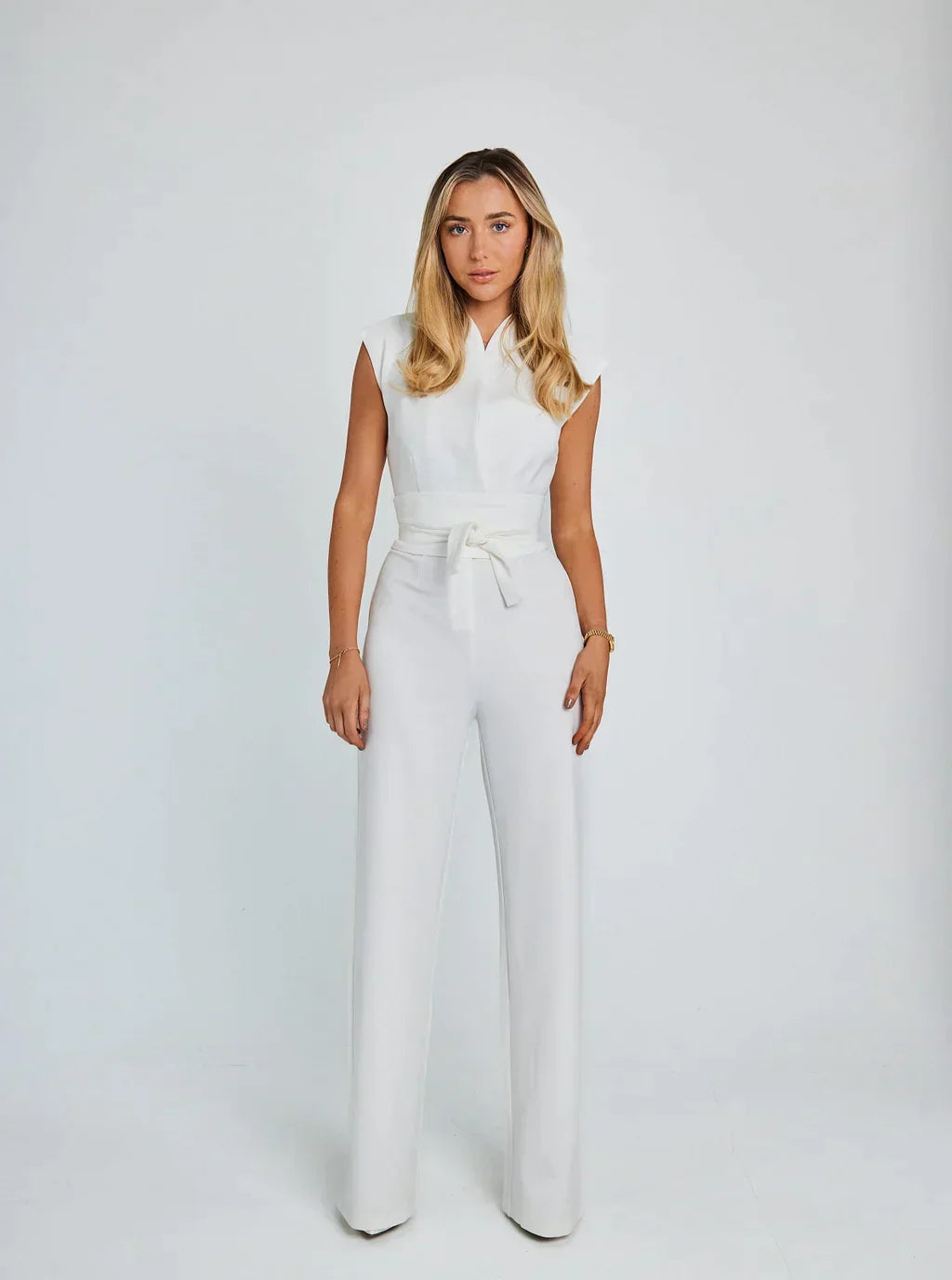 Mouwloze jumpsuit met ceintuur en wijde pijpen