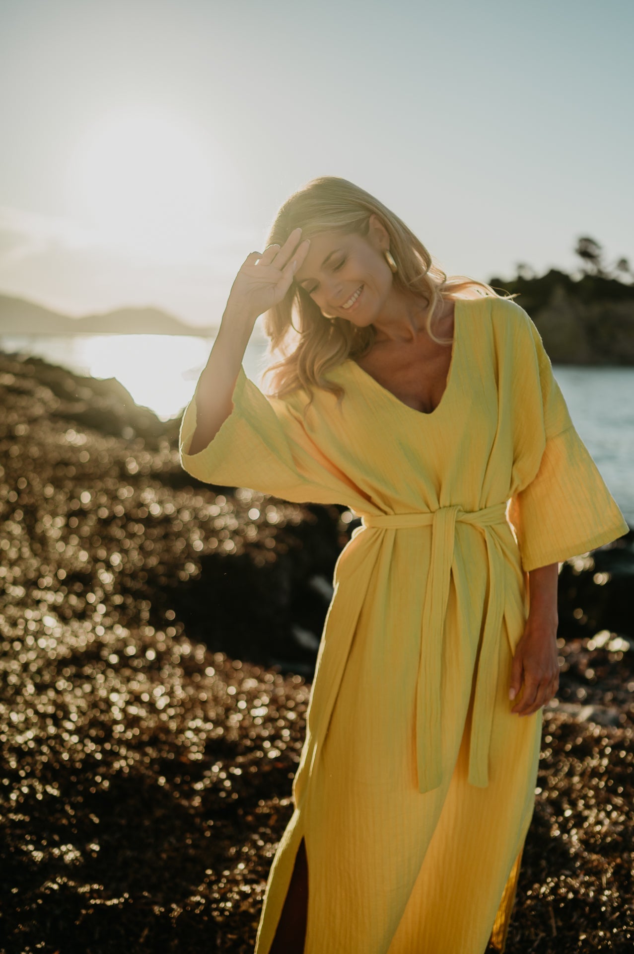 Tuono | Gele Zomerjurk met Open Rug en Knoopdetails